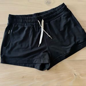 Vuori Halo Performance Short in Blakc size XS
